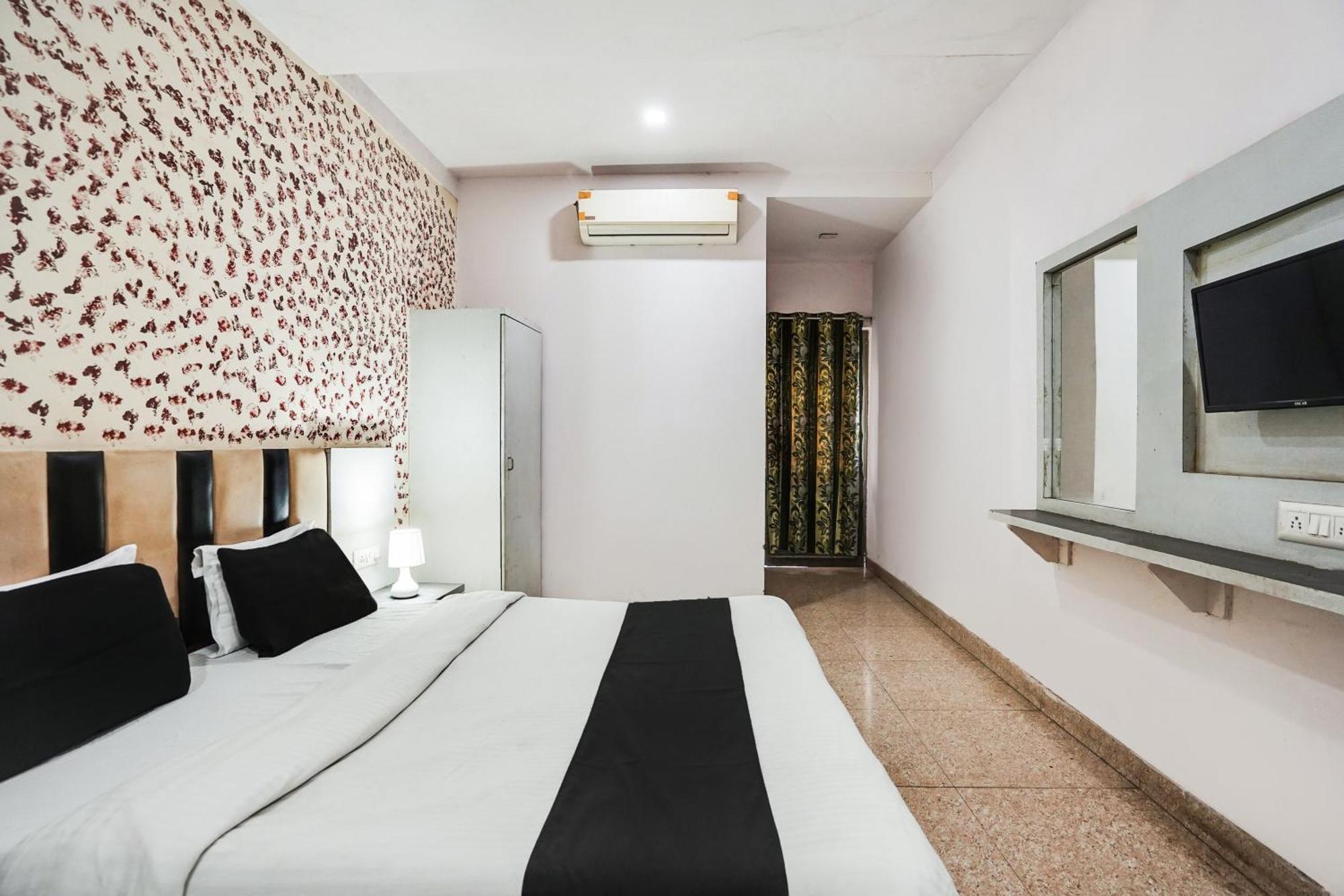 Hotel O Crystal Ахмедабад Экстерьер фото
